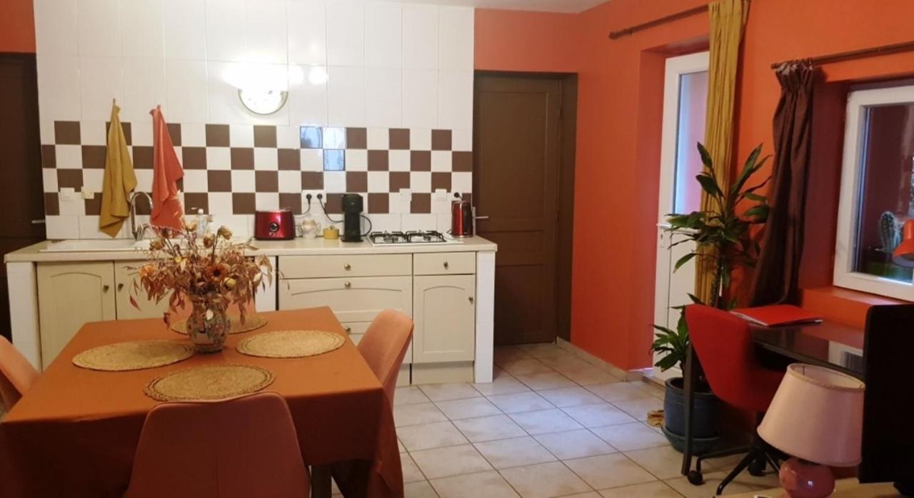 Petit Patio En Centre Ville Nîmes Eksteriør bilde